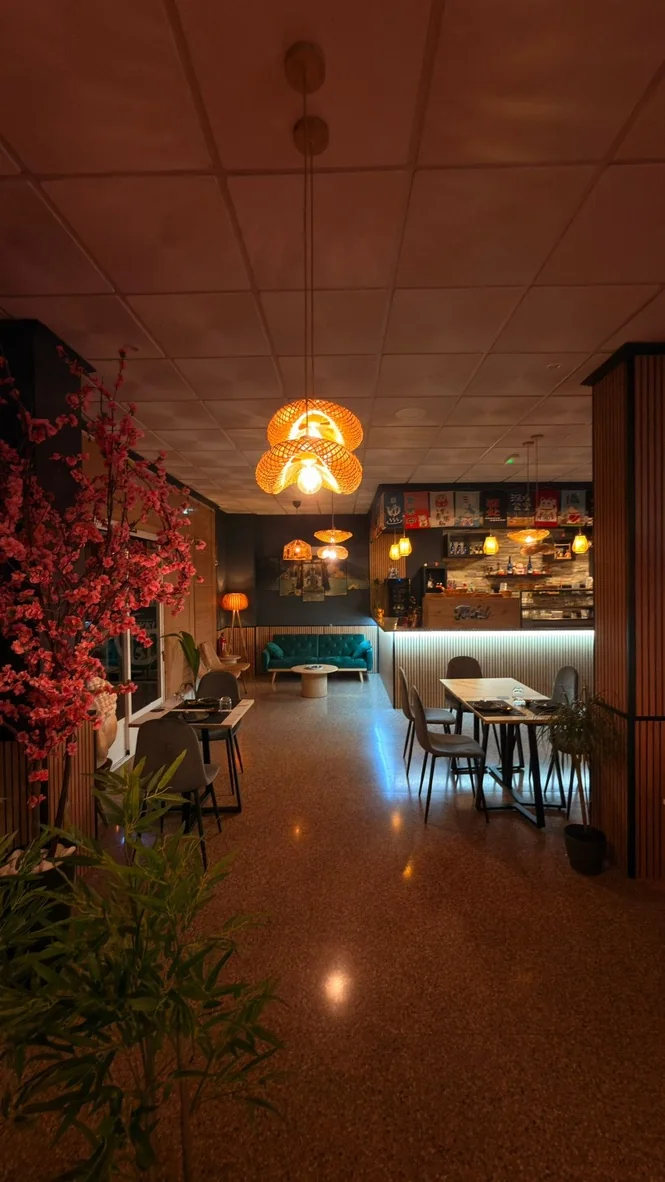 Interior acogedor del restaurante Tsuki
